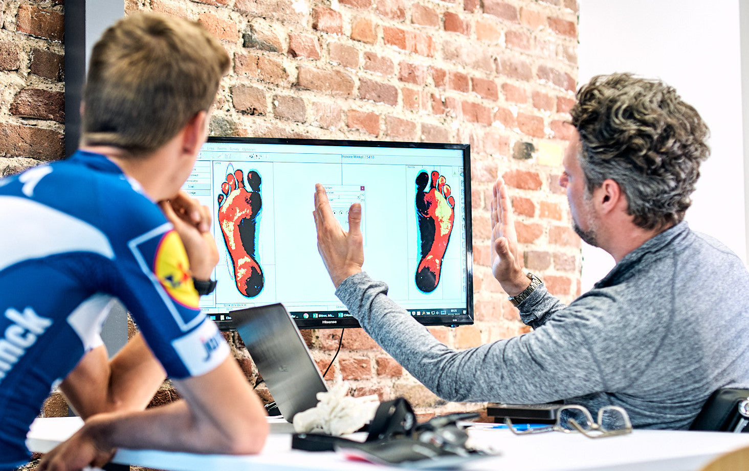 SOLESTAR technology inventor presenting to a professional cycling athlete the technology of SOLESTAR's insoles optimal power transmission.